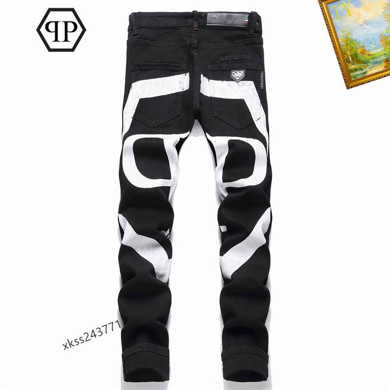 Les jeans Philipp Plein pour homme incarnent un style audacieux et distinctif, parfait pour ceux qui aiment affirmer leur personnalité à travers la mode.