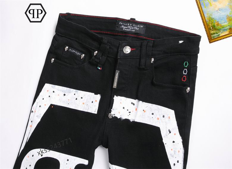 Les jeans Philipp Plein pour homme incarnent un style audacieux et distinctif, parfait pour ceux qui aiment affirmer leur personnalité à travers la mode.