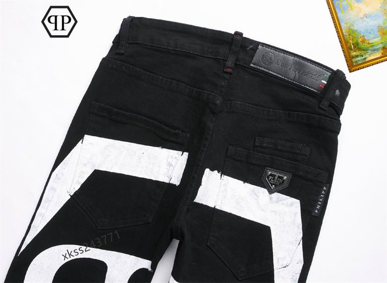 Les jeans Philipp Plein pour homme incarnent un style audacieux et distinctif, parfait pour ceux qui aiment affirmer leur personnalité à travers la mode.
