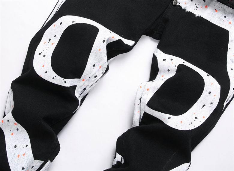 Les jeans Philipp Plein pour homme incarnent un style audacieux et distinctif, parfait pour ceux qui aiment affirmer leur personnalité à travers la mode.