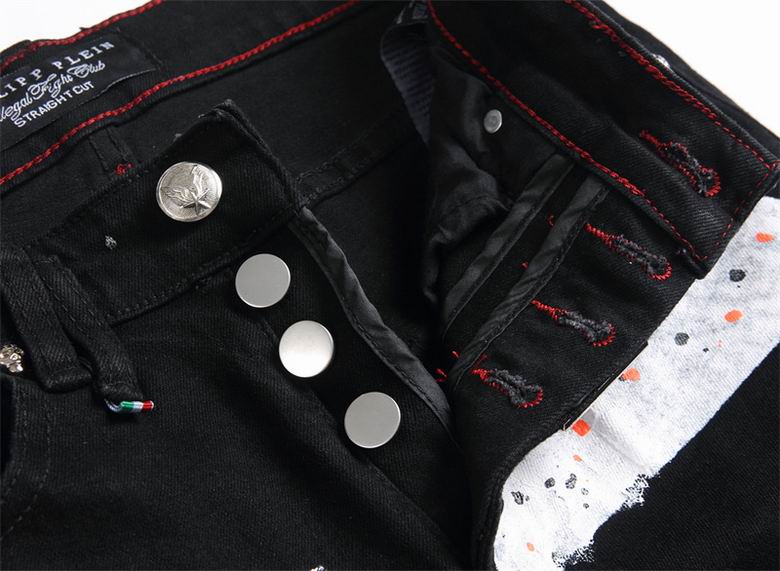 Les jeans Philipp Plein pour homme incarnent un style audacieux et distinctif, parfait pour ceux qui aiment affirmer leur personnalité à travers la mode.