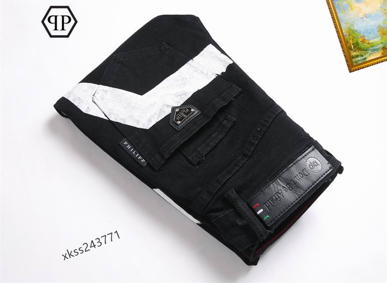 Les jeans Philipp Plein pour homme incarnent un style audacieux et distinctif, parfait pour ceux qui aiment affirmer leur personnalité à travers la mode.