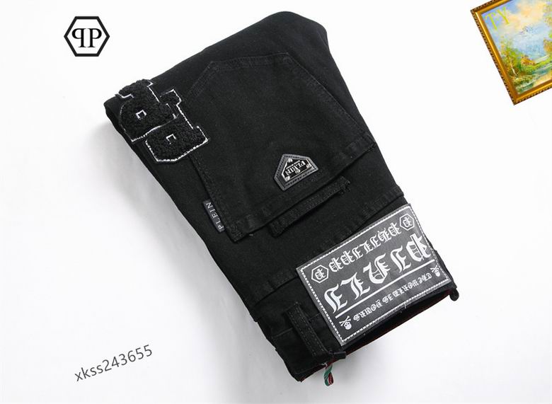 Les jeans Philipp Plein pour homme incarnent un style audacieux et distinctif, parfait pour ceux qui aiment affirmer leur personnalité à travers la mode.