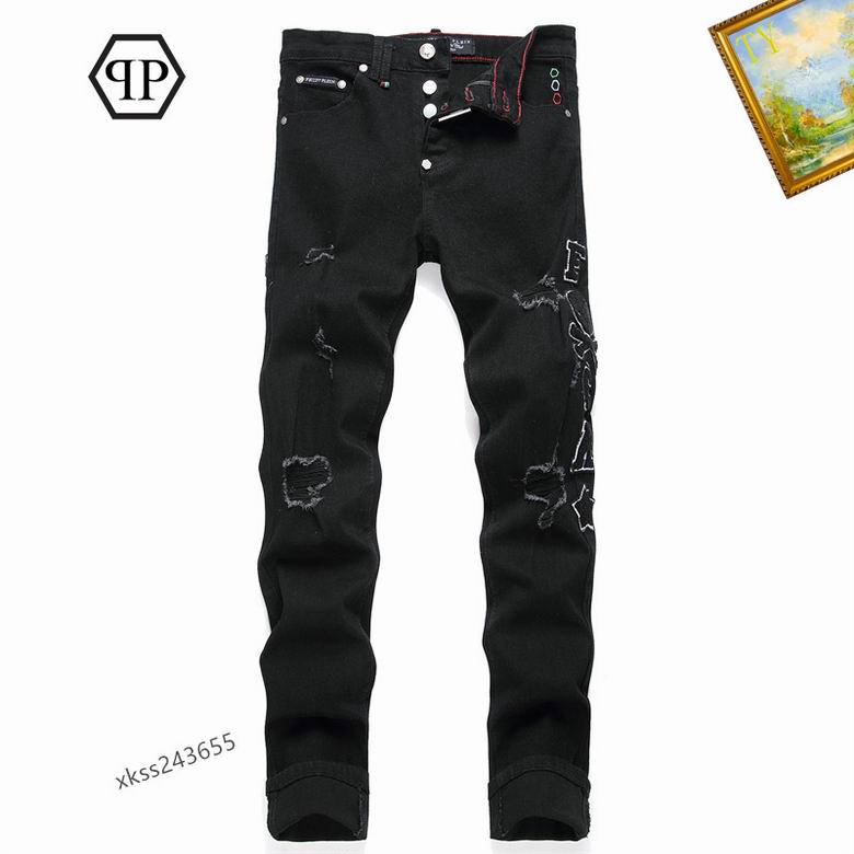 Les jeans Philipp Plein pour homme incarnent un style audacieux et distinctif, parfait pour ceux qui aiment affirmer leur personnalité à travers la mode.