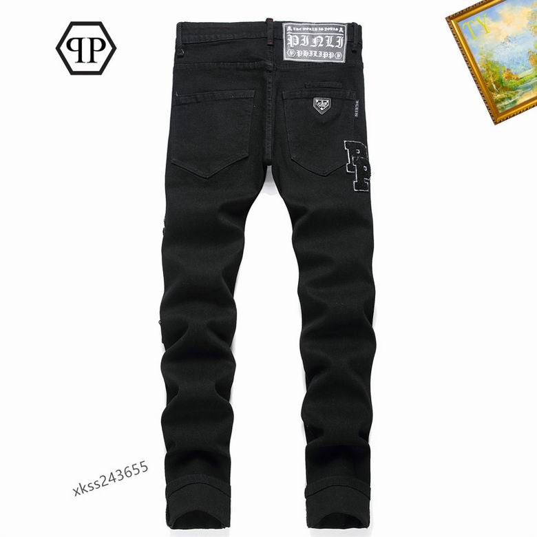 Les jeans Philipp Plein pour homme incarnent un style audacieux et distinctif, parfait pour ceux qui aiment affirmer leur personnalité à travers la mode.