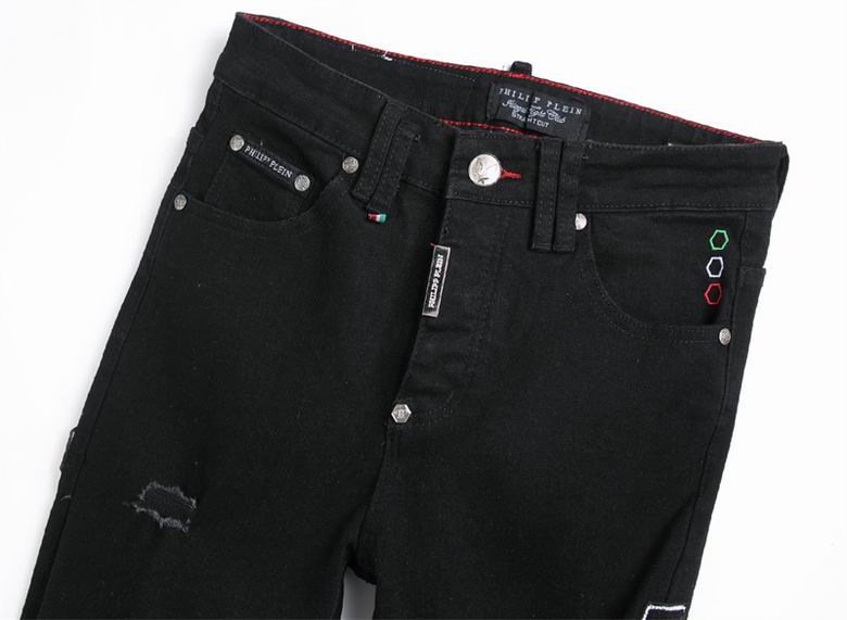 Les jeans Philipp Plein pour homme incarnent un style audacieux et distinctif, parfait pour ceux qui aiment affirmer leur personnalité à travers la mode.