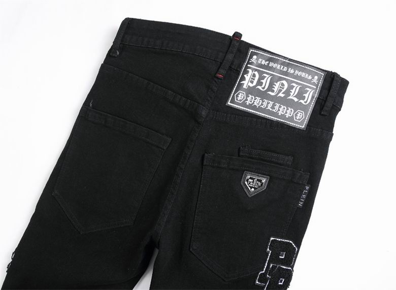Les jeans Philipp Plein pour homme incarnent un style audacieux et distinctif, parfait pour ceux qui aiment affirmer leur personnalité à travers la mode.