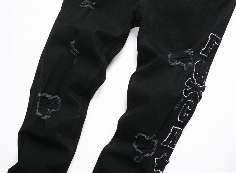 Les jeans Philipp Plein pour homme incarnent un style audacieux et distinctif, parfait pour ceux qui aiment affirmer leur personnalité à travers la mode.