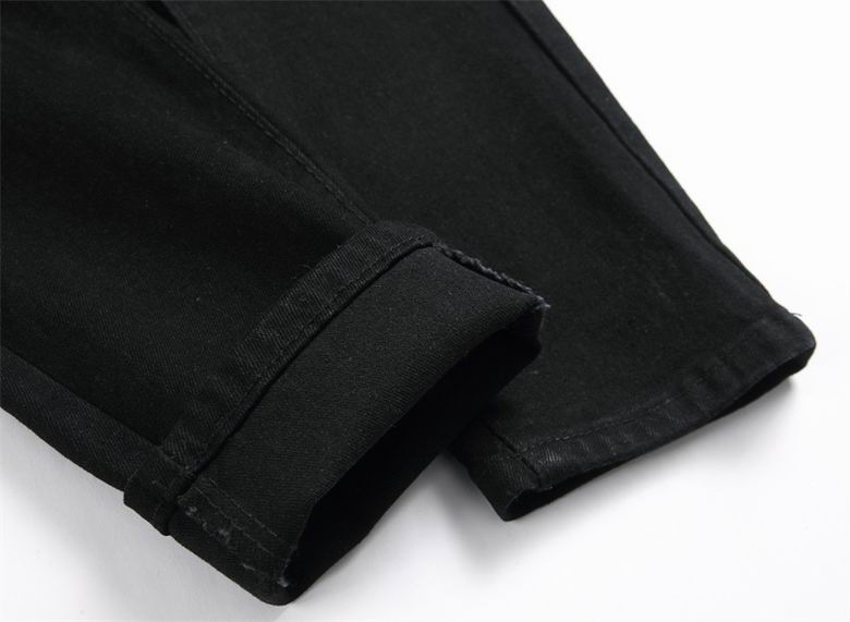 Les jeans Philipp Plein pour homme incarnent un style audacieux et distinctif, parfait pour ceux qui aiment affirmer leur personnalité à travers la mode.