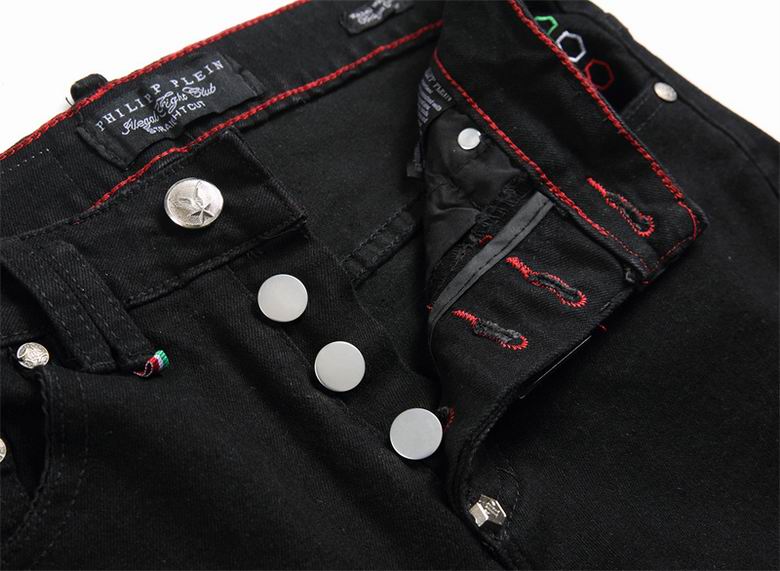 Les jeans Philipp Plein pour homme incarnent un style audacieux et distinctif, parfait pour ceux qui aiment affirmer leur personnalité à travers la mode.