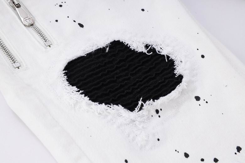 Les jeans Philipp Plein pour homme incarnent un style audacieux et distinctif, parfait pour ceux qui aiment affirmer leur personnalité à travers la mode.