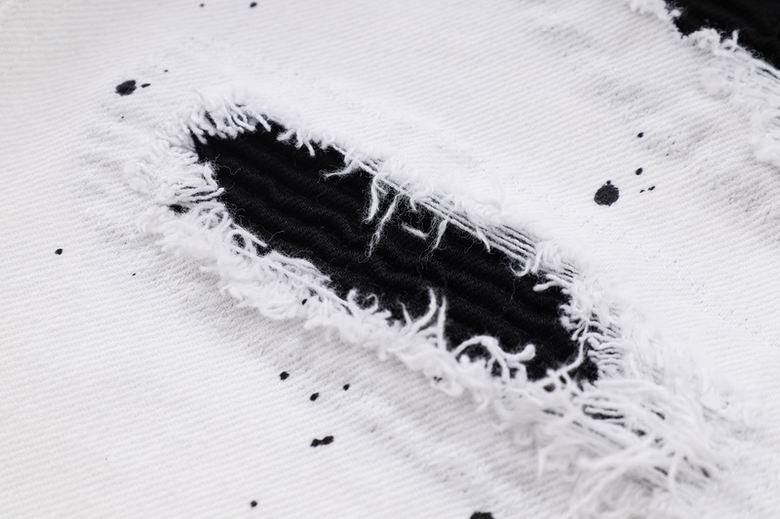 Les jeans Philipp Plein pour homme incarnent un style audacieux et distinctif, parfait pour ceux qui aiment affirmer leur personnalité à travers la mode.