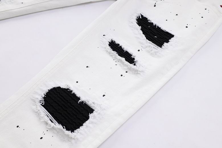 Les jeans Philipp Plein pour homme incarnent un style audacieux et distinctif, parfait pour ceux qui aiment affirmer leur personnalité à travers la mode.