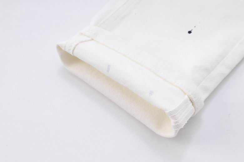 Les jeans Philipp Plein pour homme incarnent un style audacieux et distinctif, parfait pour ceux qui aiment affirmer leur personnalité à travers la mode.