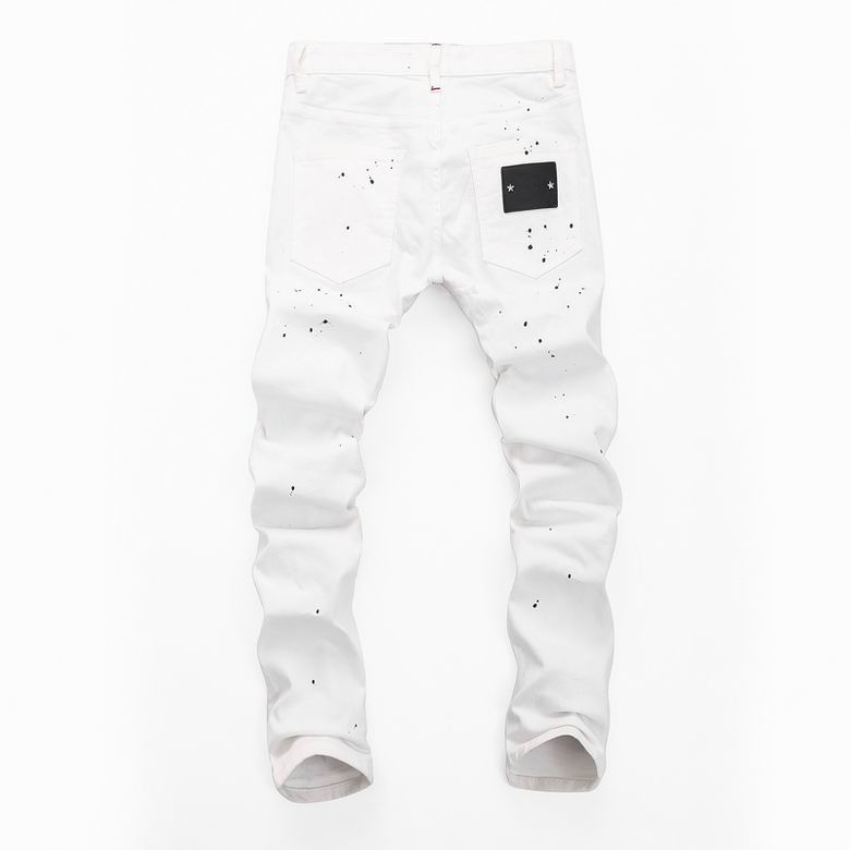 Les jeans Philipp Plein pour homme incarnent un style audacieux et distinctif, parfait pour ceux qui aiment affirmer leur personnalité à travers la mode.