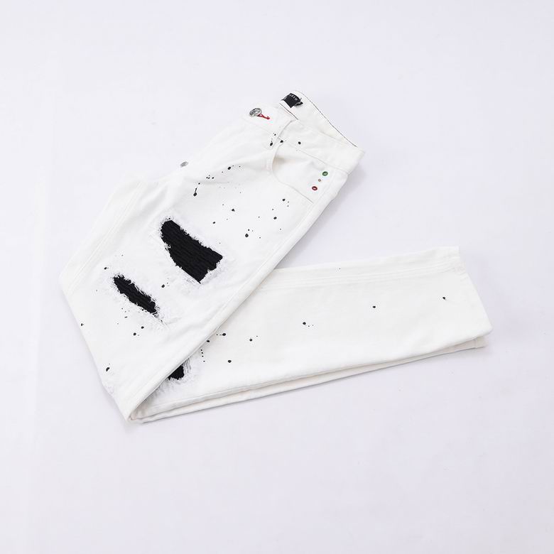 Les jeans Philipp Plein pour homme incarnent un style audacieux et distinctif, parfait pour ceux qui aiment affirmer leur personnalité à travers la mode.