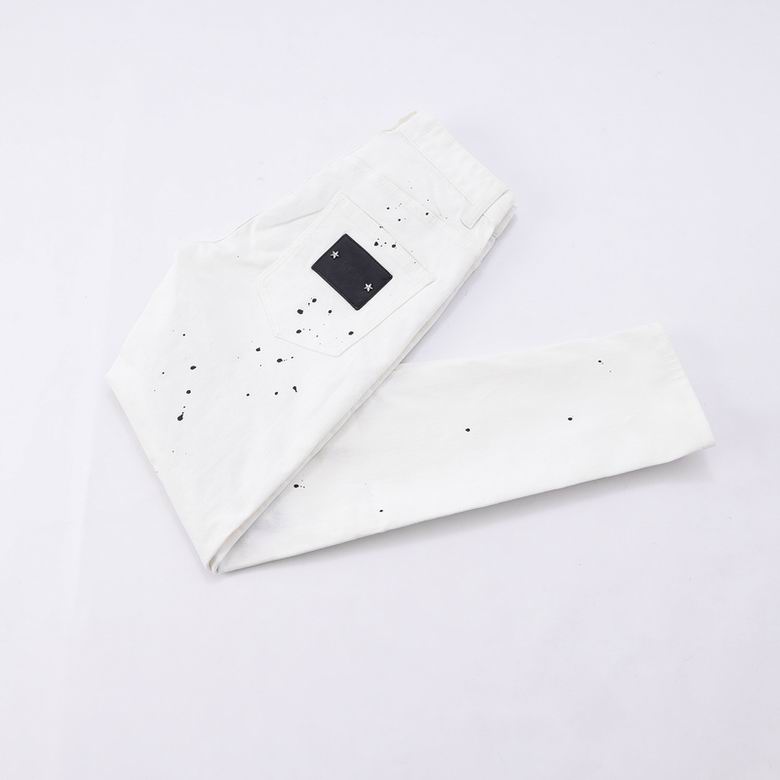 Les jeans Philipp Plein pour homme incarnent un style audacieux et distinctif, parfait pour ceux qui aiment affirmer leur personnalité à travers la mode.