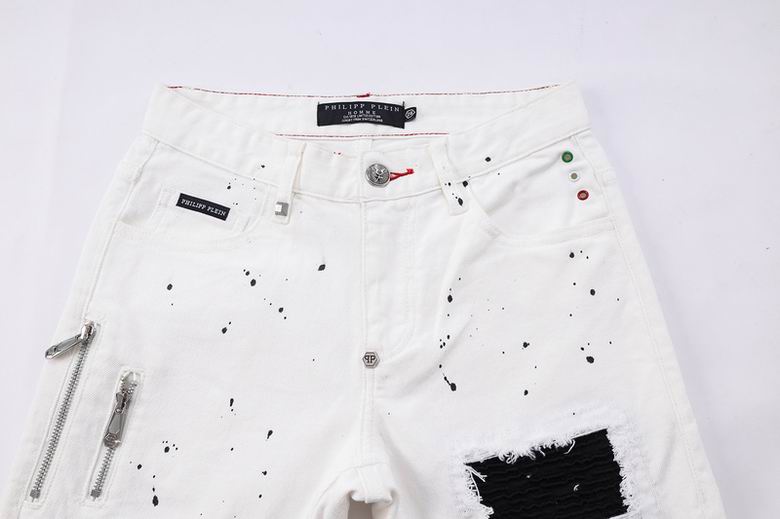 Les jeans Philipp Plein pour homme incarnent un style audacieux et distinctif, parfait pour ceux qui aiment affirmer leur personnalité à travers la mode.