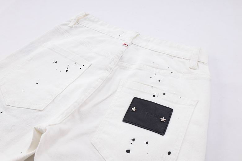 Les jeans Philipp Plein pour homme incarnent un style audacieux et distinctif, parfait pour ceux qui aiment affirmer leur personnalité à travers la mode.