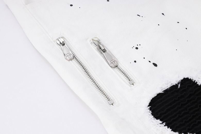 Les jeans Philipp Plein pour homme incarnent un style audacieux et distinctif, parfait pour ceux qui aiment affirmer leur personnalité à travers la mode.