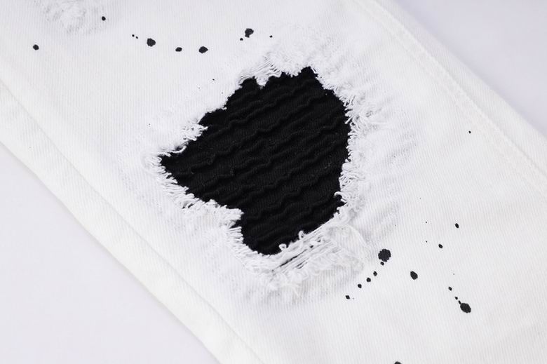 Les jeans Philipp Plein pour homme incarnent un style audacieux et distinctif, parfait pour ceux qui aiment affirmer leur personnalité à travers la mode.