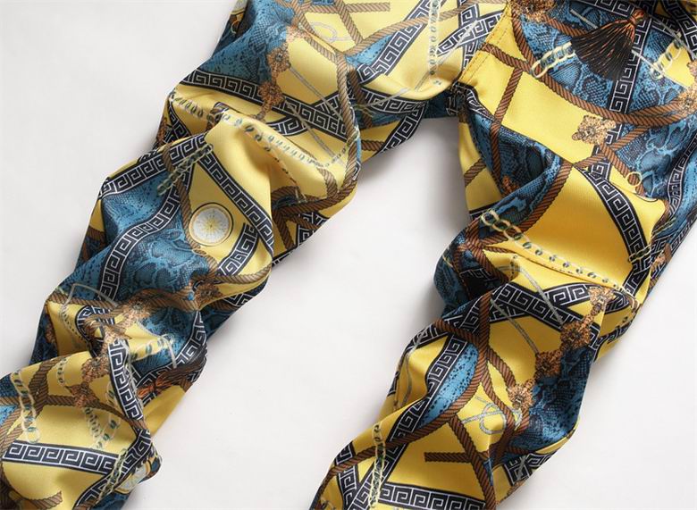 Les jeans Hermès pour homme incarnent l’excellence du savoir-faire artisanal et le luxe discret caractéristique de la maison française.