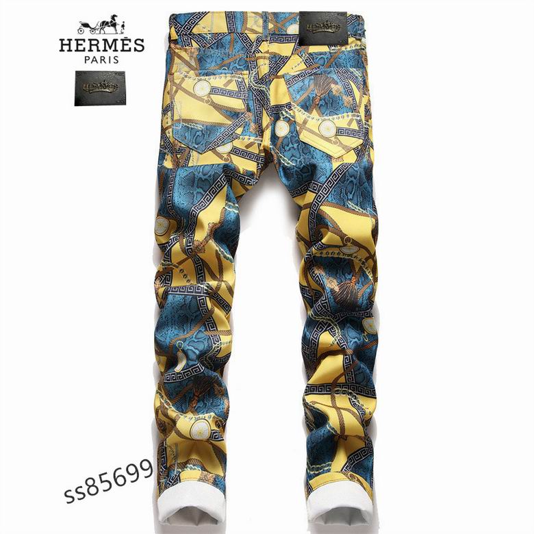 Les jeans Hermès pour homme incarnent l’excellence du savoir-faire artisanal et le luxe discret caractéristique de la maison française.