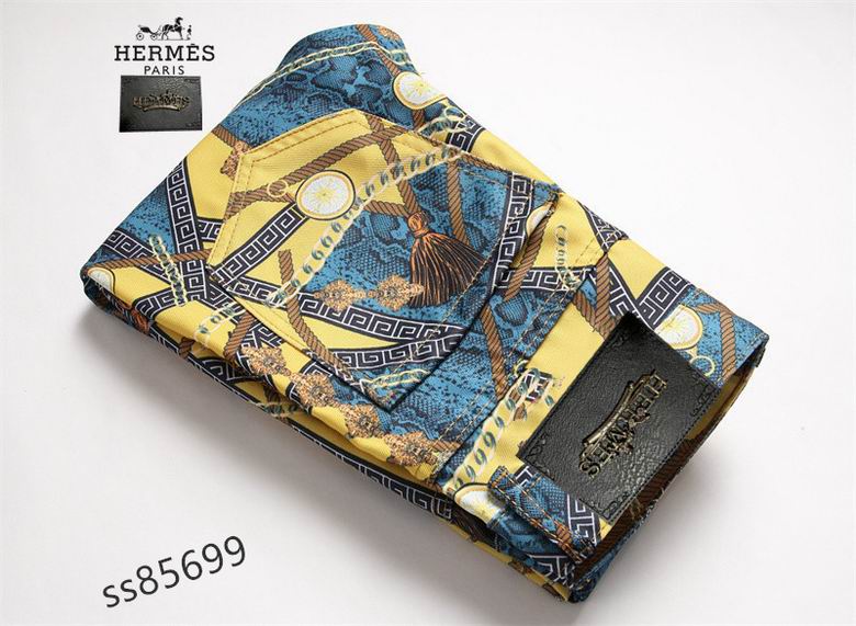 Les jeans Hermès pour homme incarnent l’excellence du savoir-faire artisanal et le luxe discret caractéristique de la maison française.