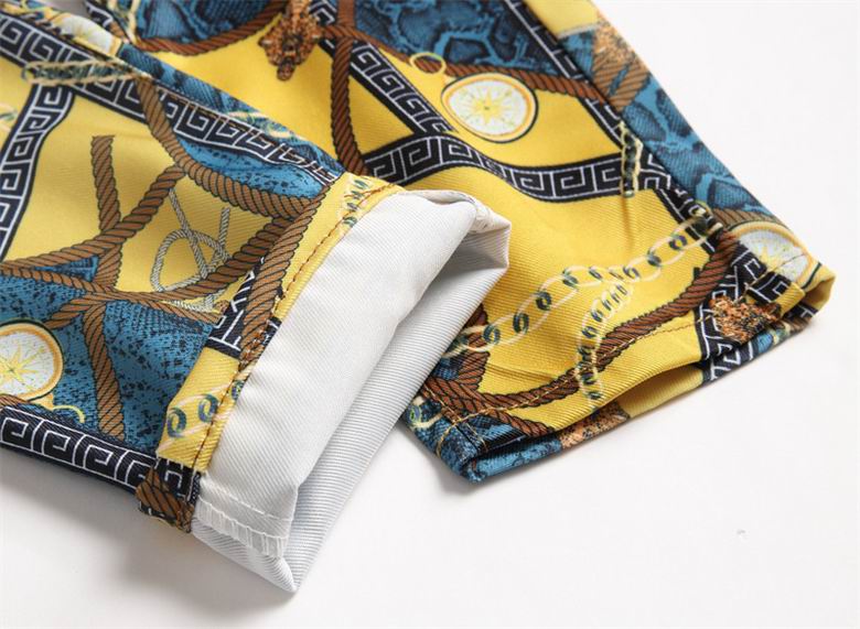 Les jeans Hermès pour homme incarnent l’excellence du savoir-faire artisanal et le luxe discret caractéristique de la maison française.