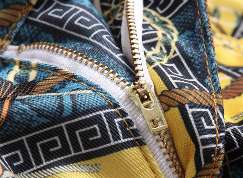 Les jeans Hermès pour homme incarnent l’excellence du savoir-faire artisanal et le luxe discret caractéristique de la maison française.