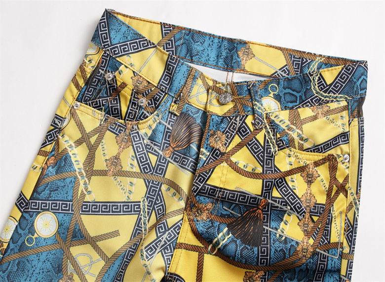 Les jeans Hermès pour homme incarnent l’excellence du savoir-faire artisanal et le luxe discret caractéristique de la maison française.