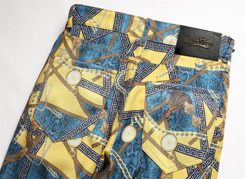 Les jeans Hermès pour homme incarnent l’excellence du savoir-faire artisanal et le luxe discret caractéristique de la maison française.