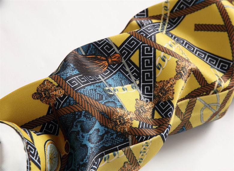 Les jeans Hermès pour homme incarnent l’excellence du savoir-faire artisanal et le luxe discret caractéristique de la maison française.