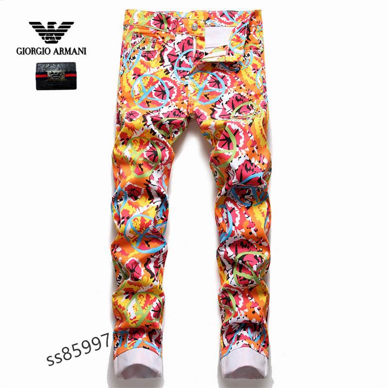 Les jeans Armani pour homme allient sophistication et décontraction, incarnant parfaitement l’élégance intemporelle de la maison italienne.