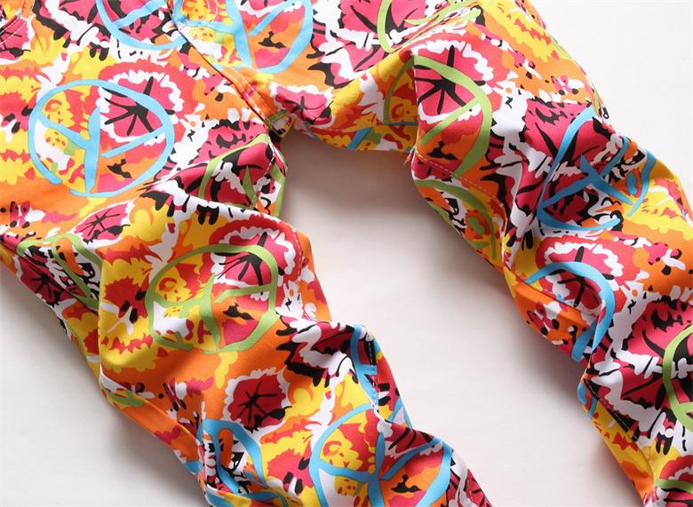 Les jeans Armani pour homme allient sophistication et décontraction, incarnant parfaitement l’élégance intemporelle de la maison italienne.