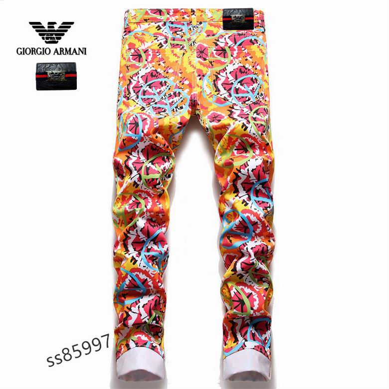 Les jeans Armani pour homme allient sophistication et décontraction, incarnant parfaitement l’élégance intemporelle de la maison italienne.