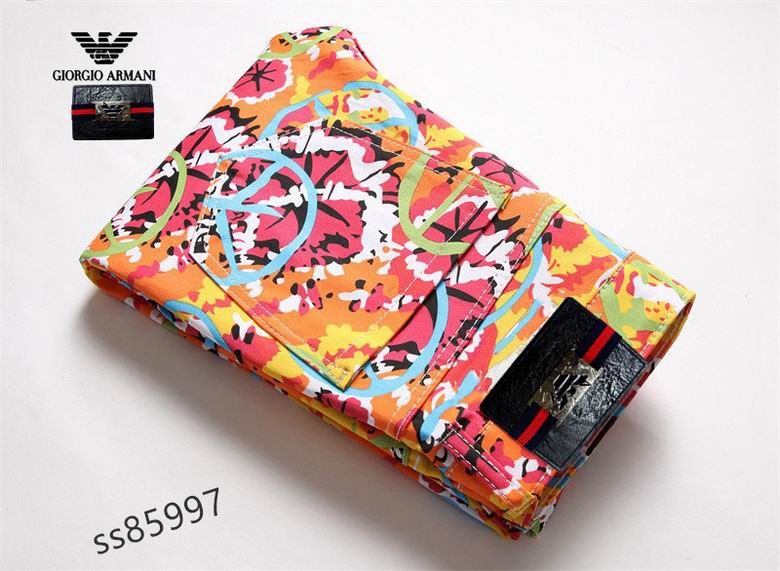 Les jeans Armani pour homme allient sophistication et décontraction, incarnant parfaitement l’élégance intemporelle de la maison italienne.