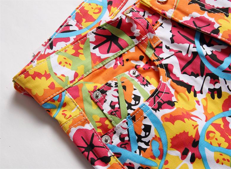 Les jeans Armani pour homme allient sophistication et décontraction, incarnant parfaitement l’élégance intemporelle de la maison italienne.