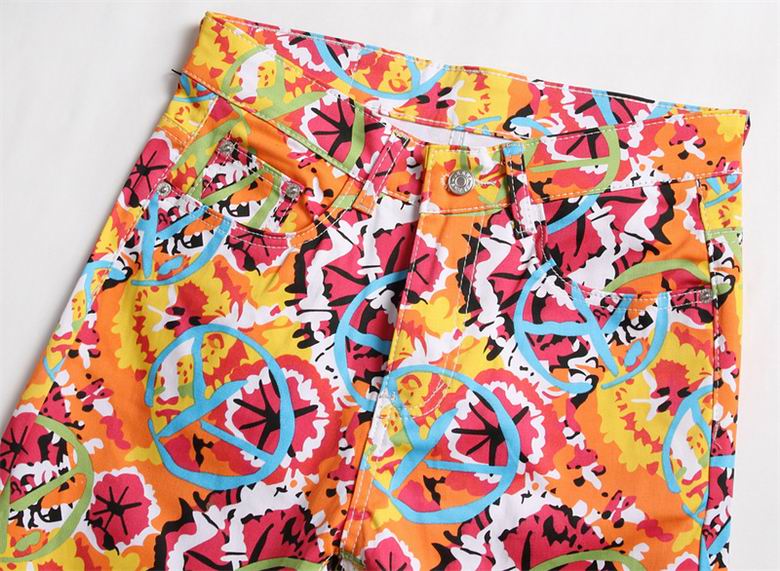 Les jeans Armani pour homme allient sophistication et décontraction, incarnant parfaitement l’élégance intemporelle de la maison italienne.