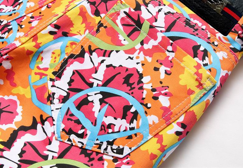 Les jeans Armani pour homme allient sophistication et décontraction, incarnant parfaitement l’élégance intemporelle de la maison italienne.