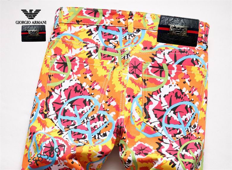 Les jeans Armani pour homme allient sophistication et décontraction, incarnant parfaitement l’élégance intemporelle de la maison italienne.