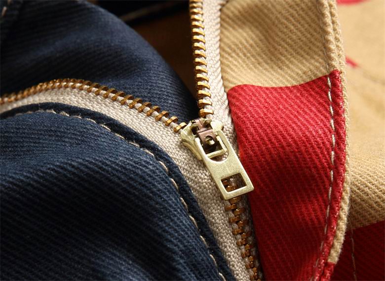 Les jeans Amiri pour homme allient sophistication et décontraction, incarnant parfaitement l’élégance intemporelle de la maison italienne.