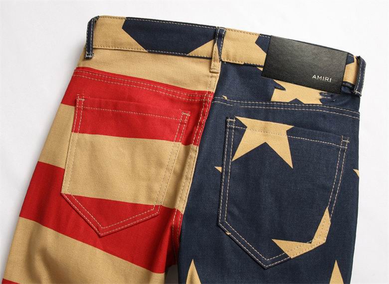 Les jeans Amiri pour homme allient sophistication et décontraction, incarnant parfaitement l’élégance intemporelle de la maison italienne.