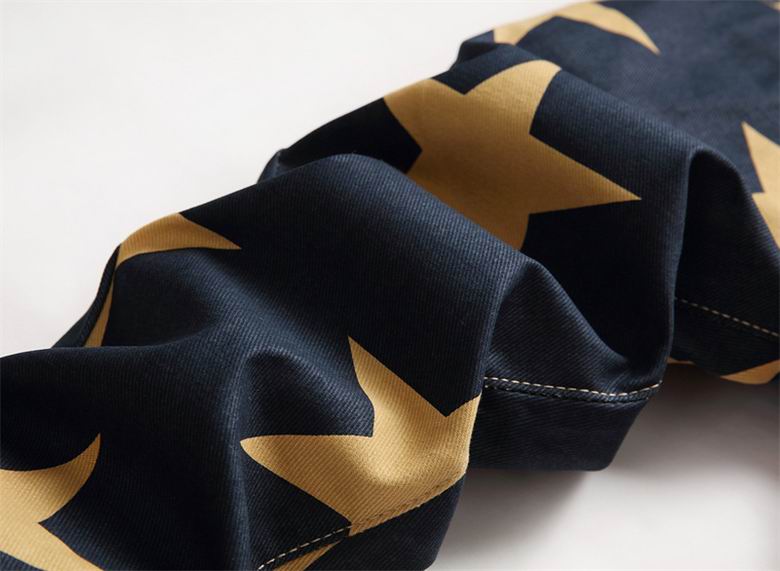 Les jeans Amiri pour homme allient sophistication et décontraction, incarnant parfaitement l’élégance intemporelle de la maison italienne.