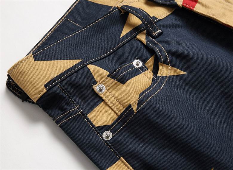 Les jeans Amiri pour homme allient sophistication et décontraction, incarnant parfaitement l’élégance intemporelle de la maison italienne.