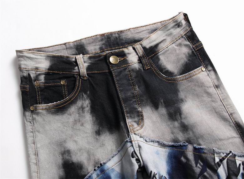 Les jeans Amiri pour homme allient sophistication et décontraction, incarnant parfaitement l’élégance intemporelle de la maison italienne.