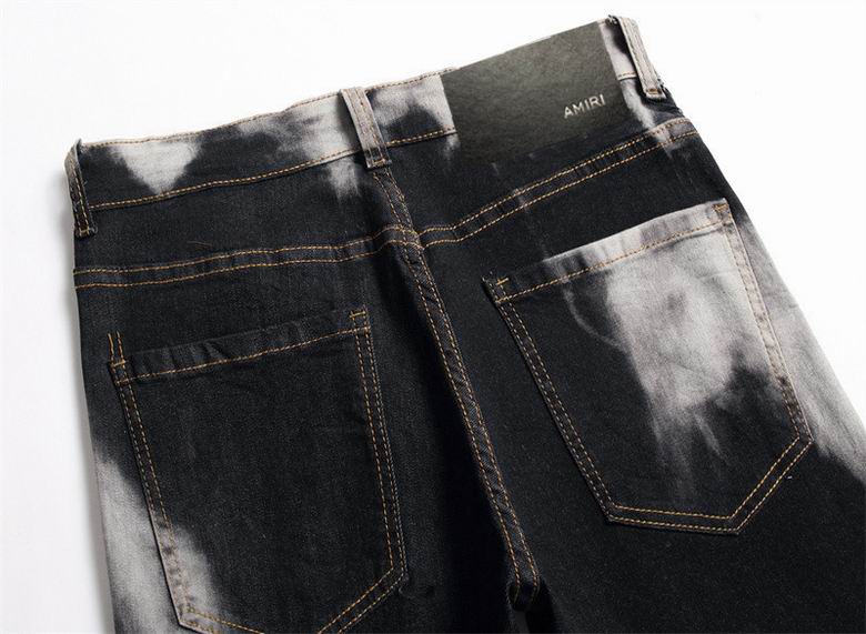 Les jeans Amiri pour homme allient sophistication et décontraction, incarnant parfaitement l’élégance intemporelle de la maison italienne.
