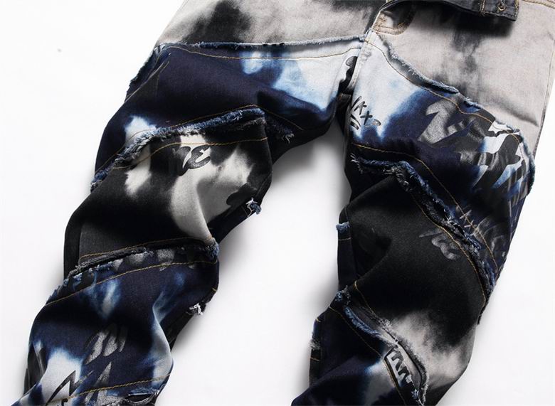 Les jeans Amiri pour homme allient sophistication et décontraction, incarnant parfaitement l’élégance intemporelle de la maison italienne.