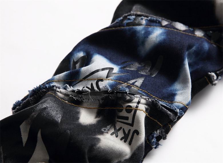 Les jeans Amiri pour homme allient sophistication et décontraction, incarnant parfaitement l’élégance intemporelle de la maison italienne.