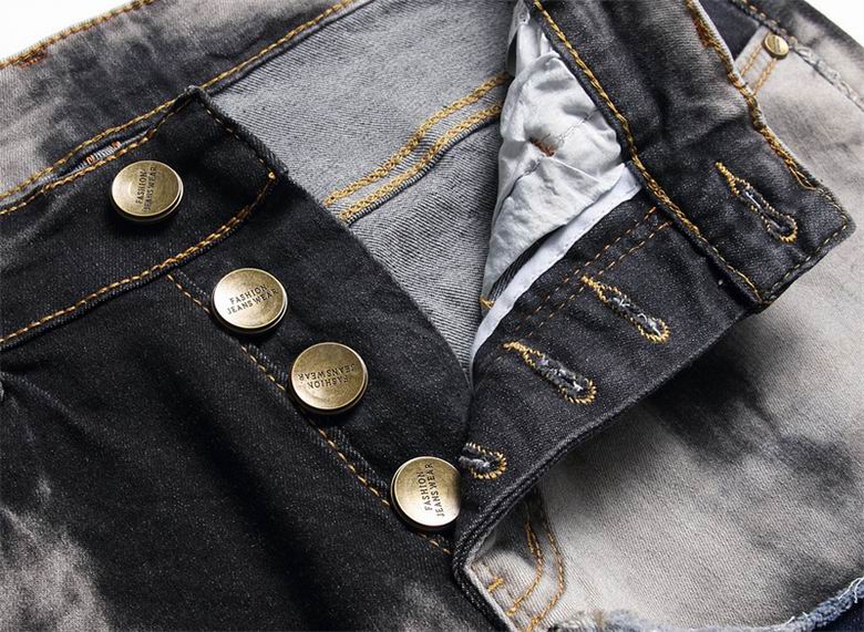 Les jeans Amiri pour homme allient sophistication et décontraction, incarnant parfaitement l’élégance intemporelle de la maison italienne.